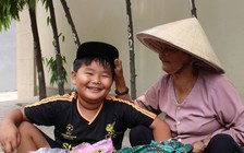 Bà ngoại dắt cháu bán vé số ngay trung tâm Sài Gòn cho giấc mơ đi học