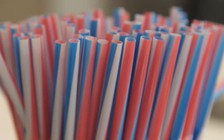 California hạn chế ống hút nhựa