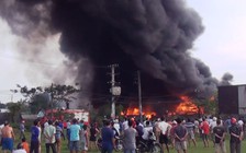 ​'Bà hỏa' thiêu rụi nhiều nhà xưởng