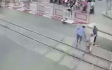 Hai nữ nhân viên gác chắn cứu bà cụ thoát chết trước mũi tàu