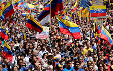 Hai bên tại Venezuela cùng xuống đường