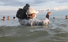 Những 'phó nhòm' bám biển: Hơn 10 năm dầm biển chụp hình