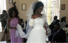 Cá sấu cắn đứt cánh tay cô dâu vẫn không cản trở được đám cưới