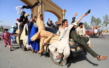 Quân đội, phiến quân Taliban thân ái 'selfie' mừng ngừng bắn