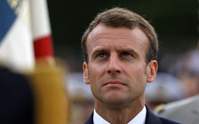 Tổng thống Macron rầy la cậu bé thiếu lễ độ