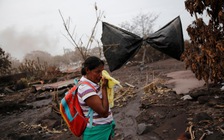 Người đàn bà nuốt nước mắt bới tro núi lửa tìm người thân