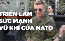 Trẻ em Latvia thích thú sờ tận tay vũ khí NATO