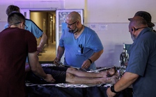 Bác sĩ làm việc không ngơi tay nơi chiến trường Donetsk khốc liệt