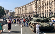 Xe tăng, tên lửa Nga bị 'bêu' giữa Kyiv nhân dịp lễ lớn