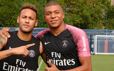 Trở lại PSG, Mbappe được chào đón như người hùng