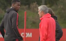 Mourinho và Pogba gườm nhau trên sân tập và đây là lý do!