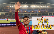 Đồng đội ăn mừng cùng chiếc cúp, còn Quang Hải chỉ mải mê làm việc này