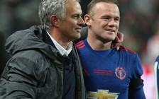 Mourinh nhởn nhơ xem bóng đá, Rooney lên truyền hình kể khổ