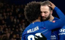 Higuain làm gì khi được Willian nhường quyền sút phạt đền?