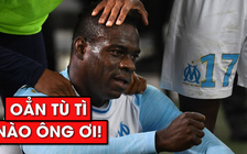 Lại thêm một màn ăn mừng rất "dị" của Balotelli