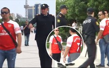 Cảnh sát “hỏi thăm” fan Arsenal vì mặc áo đấu của Mkhitaryan