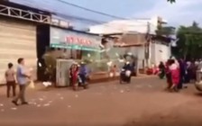 Con mở nhạc đám ma, rải vàng mã trong đám cưới của cha