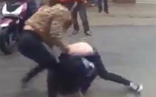 Triệu tập 2 cô gái hành hung nữ sinh trước cổng trường