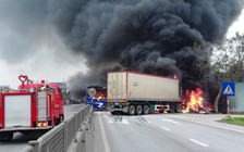 Xe khách và container bốc cháy ngùn ngụt sau va chạm