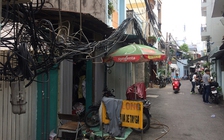 Dân trong hẻm Sài Gòn bức xúc vì dây cáp sà ngay trên đầu