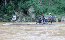 Liều mình cưỡi bè mảng qua sông