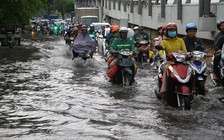 Mới mưa mà đường phố ở TP.HCM đã ngập