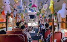Xe buýt 'độc nhất' ở TP.HCM ngập thú bông, chở tuổi thơ tiếng cười nhiều hành khách