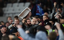 Fan Chelsea và West Ham choảng nhau tưng bừng ở Cúp Liên đoàn