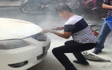 Ô tô đang đậu bất ngờ bốc cháy
