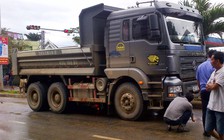 Một người bị cuốn vào gầm xe ben, chết tại chỗ