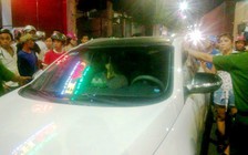 Dân bức xúc vây ô tô 4 chỗ, tài xế đóng cửa cố thủ trong xe