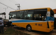 Xe tải đâm xe buýt 'bay' xuống cầu