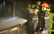 Tàu cá bị cháy rụi trong đêm