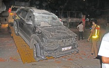 Xe 'điên' đâm thủng tường bãi xe, lao qua đường húc cửa hàng nội thất