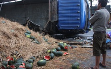 Xe tải chở hàng chục tấn dưa lật ngang trên đường