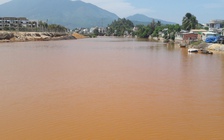Lấy mẫu tìm nguyên nhân nước sông Cu Đê đổi màu