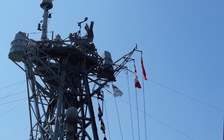 Tàu Hải quân Hoàng gia Canada Calgary treo cờ rủ khi đến Đà Nẵng