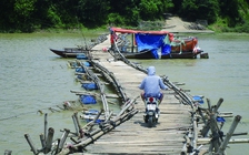 Liều mình qua sông Mã trên cầu phao ọp ẹp