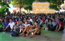 Phố đi bộ Nguyễn Huệ đông nghịt người đi cổ vũ Olympic Việt Nam