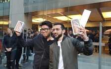 iPhone Xs/Xs Max mở bán, người dùng xếp hàng dài