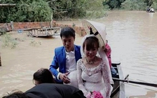 Chú rể rước dâu bằng thuyền giữa bốn bề nước lũ