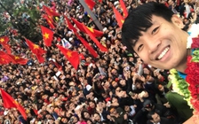 Bố mẹ trung vệ Bùi Tiến Dũng thuê 5 ô tô ra sân bay đón con trai