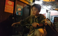 Cậu bé 9 tuổi xuyên đêm Sài Gòn nhặt ve chai để phụ mẹ