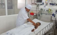 Cứu sống bé trai bị máy cắt cỏ chém thủng bụng