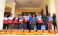 Người Sài Gòn tiếp sức; hàng tiền tiếp tục đến với bà con miền Trung