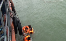 9 nhà khoa học và 4 thuyền viên tàu cá gặp nạn trên biển