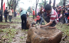 Hàng trăm người hồi hộp xem chẻ đá 'khủng'... tìm cơm