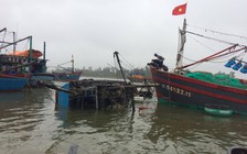 Tàu cá bị lốc đánh chìm ngay khu neo đậu