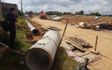 Xe múc đất cẩu ống cống bị tuột, một công nhân tử vong