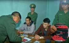 Vượt biên mua ma túy, bị phát hiện liền ném vào bụi chuối